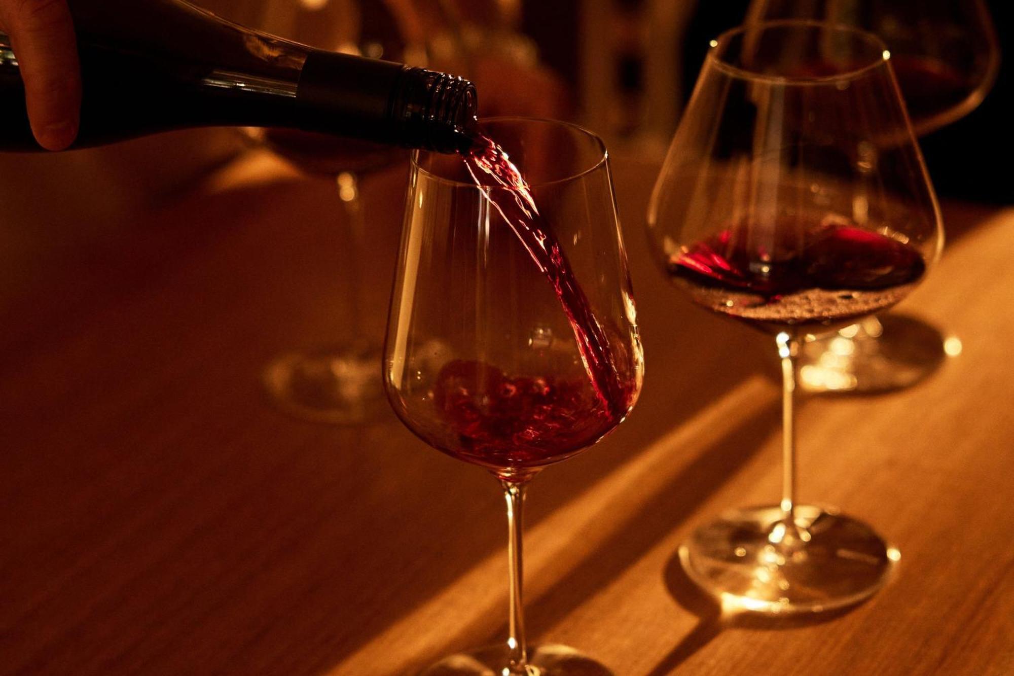 The Tasman, A Luxury Collection Hotel, Hobart Extérieur photo Wine being poured